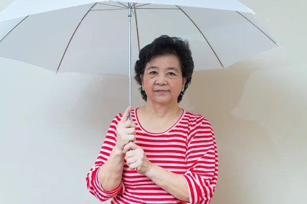 Asijské ženy hospodářství deštník ve studiu zastřelil, speciální tóny — Stock fotografie