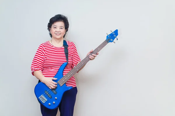 Portrét dospělých asijské ženy s elektrická baskytara, speciální tón — Stock fotografie