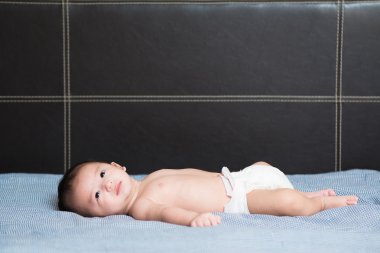 Sevimli Asya bebek yatak, sığ Dof, gözleri odaklanmak yatan.