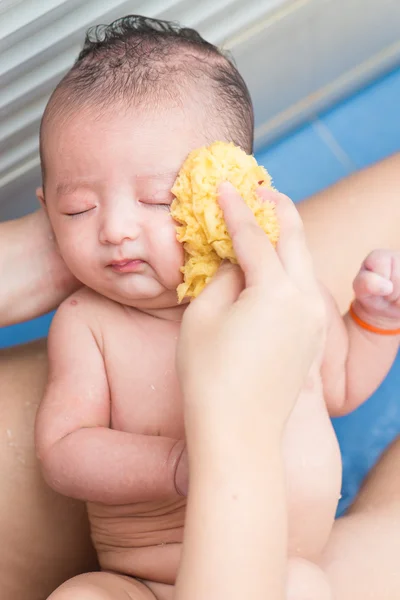 Mother give a bath her newborn baby, Shallow DOF, focus on eyes. — Stock Photo, Image