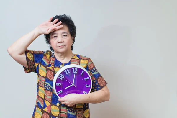 Asiatiska senior kvinna med lila klocka i studio skott, specialt — Stockfoto