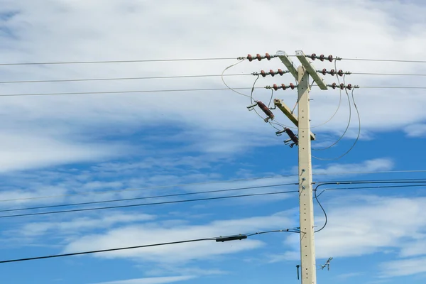 Poste de poder de alto voltaje con cielo azul — Foto de Stock