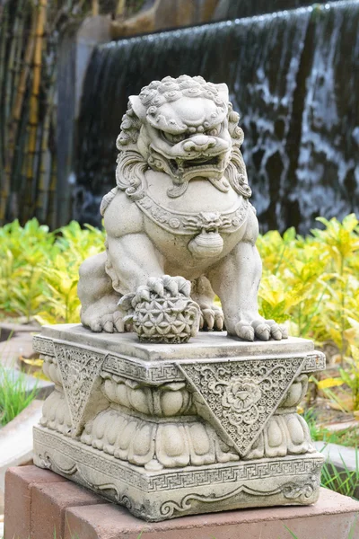 León Imperial Chino, Piedra de León Guardián, Estilo Chino en chi — Foto de Stock