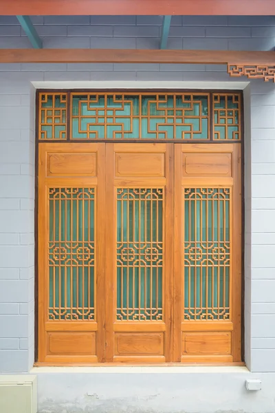 Fenêtre, porte et mur en bois de style chinois , — Photo
