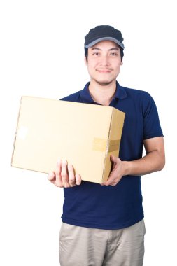 Veren ve parsel o taşıyan yakışıklı Asya teslimatçı gülümseyen