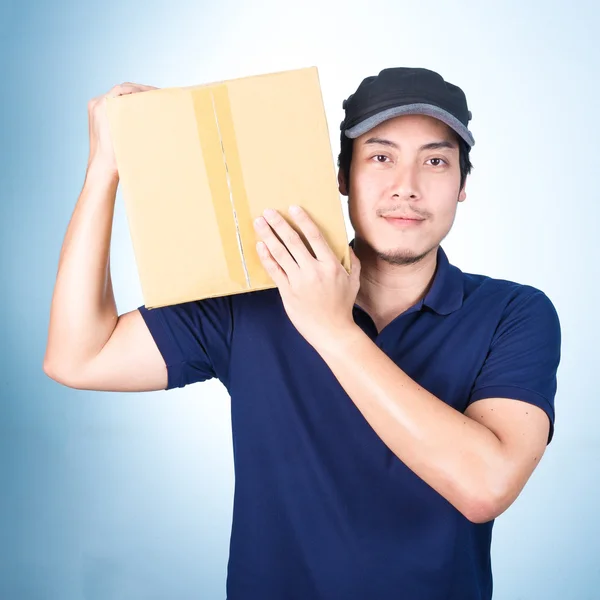 Sorrindo bonito asiático entrega homem dando e carregando parcela o — Fotografia de Stock