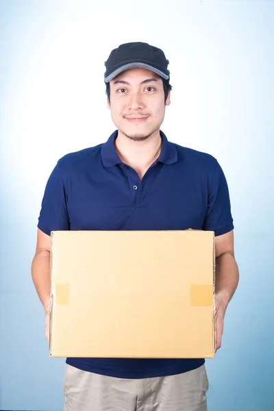 Sonriente guapo asiático repartidor dando y llevando parcela o — Foto de Stock