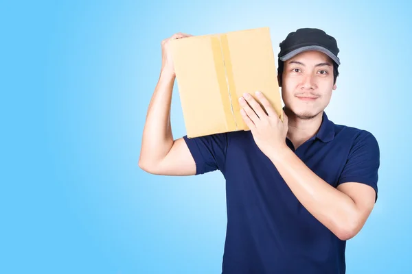 Veren ve parsel o taşıyan yakışıklı Asya teslimatçı gülümseyen