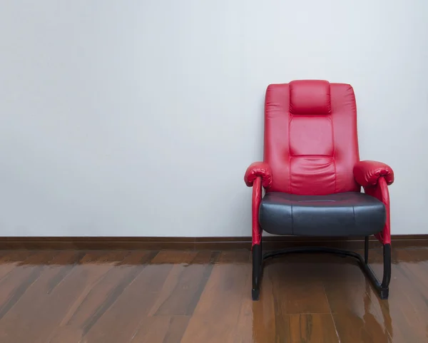 Sofá moderno de cuero rojo y negro en el interior del piso de madera —  Fotos de Stock