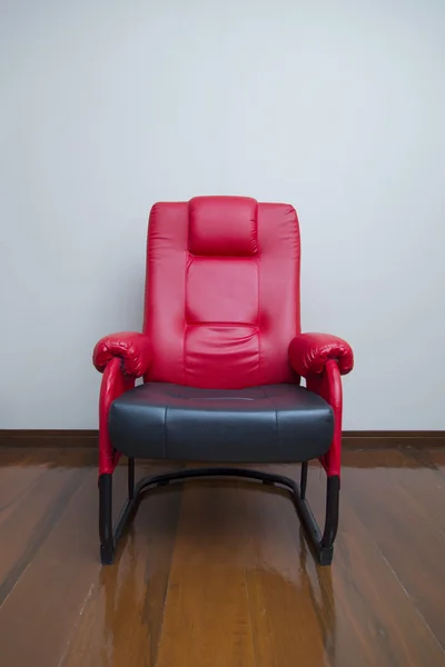 Sofá moderno de cuero rojo y negro en el interior del piso de madera —  Fotos de Stock