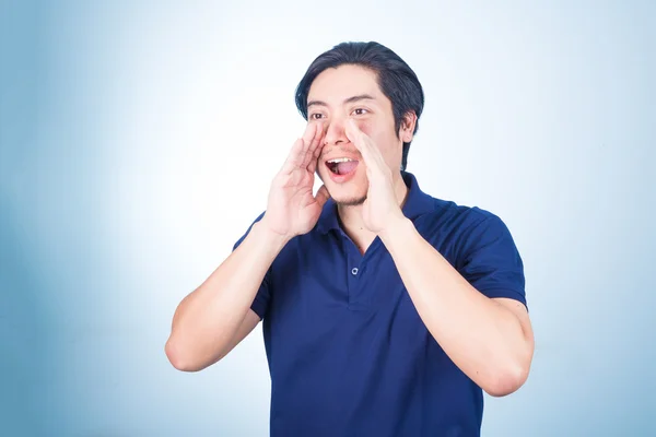 Porträtt av asiatisk kille skrek, skrek, skrek, hand på hans — Stockfoto