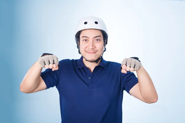 Asiatiska killen gest cykling cykel, cykelhjälm och handskar — Stockfoto