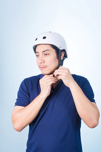 Asiatisk kille med cykelhjälm och handskar — Stockfoto