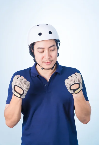 Asiatisk kille med cykelhjälm och handskar — Stockfoto