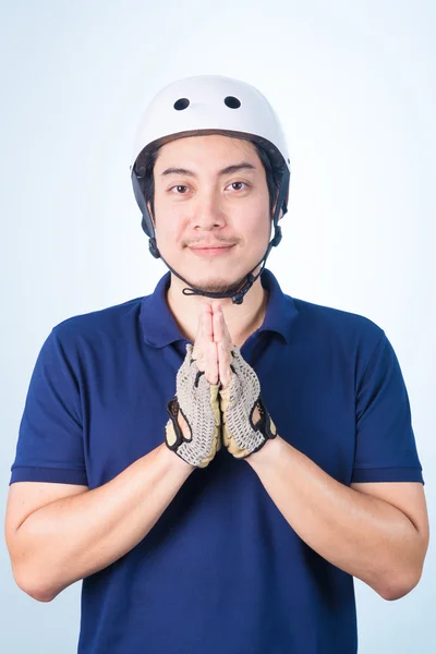 Asiatiska killen välkomna hälsning Sawasdee med cykelhjälm och Gum — Stockfoto