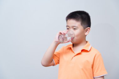 Asyalı çocuk içme suyu bardaktan