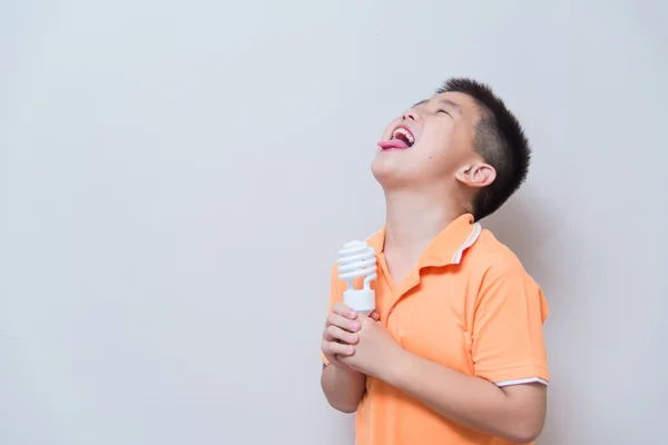 Asiatiska boy skämtar gest slickar falska glass med energi — Stockfoto