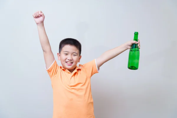 Asiatico ragazzo bere acqua da verde bottiglia — Foto Stock