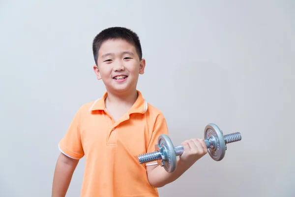 Asiatischer starker Junge hebt Gewichte, — Stockfoto