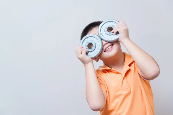 Aziatisch jongen een grapje gebaar nep bril gemaakt met ijzer dum — Stockfoto