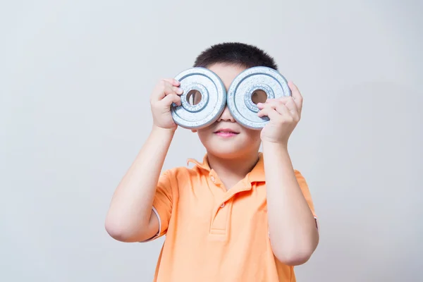 Aziatisch jongen een grapje gebaar nep bril gemaakt met ijzer dum — Stockfoto