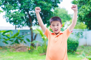 Başarılı Asyalı çocuk yumruklarını havada, SMI havayla Delme