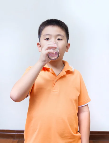 Asiatiska boy dricksvatten från glas — Stockfoto