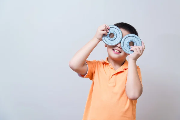 Asiatische Junge scherzhafte Geste mit gefälschter Brille gemacht — Stockfoto