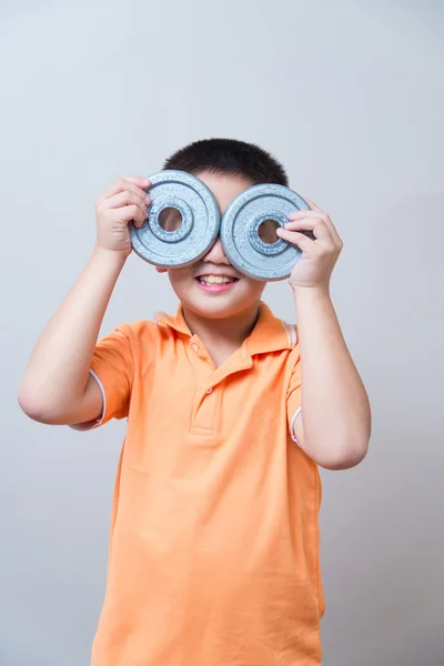 Ásia menino brincando gesto vestindo falso óculos feito — Fotografia de Stock