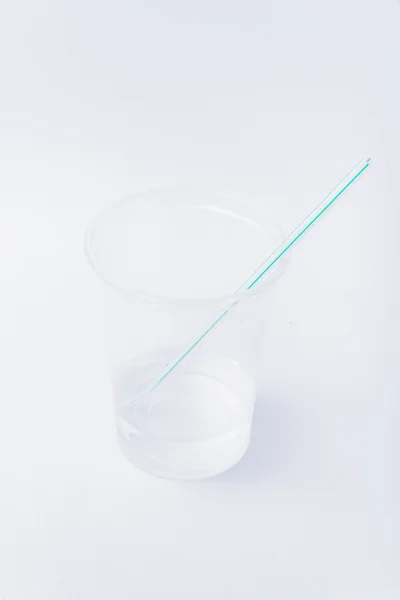 Copo de plástico transparente com palha e água potável — Fotografia de Stock