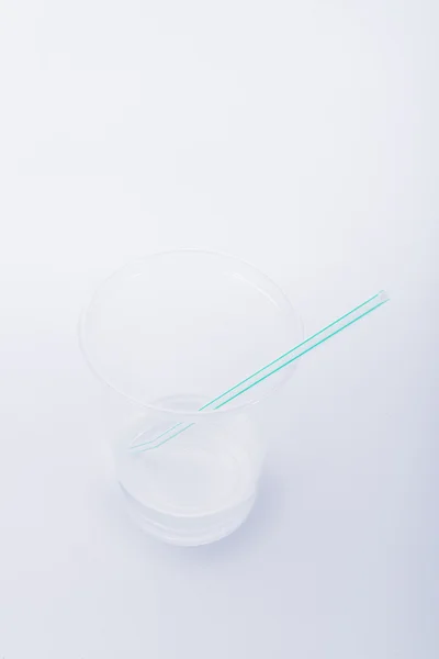 ワラと水を飲んで透明プラスチック カップ — ストック写真