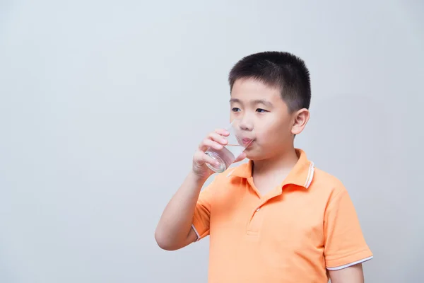 Asiatico ragazzo bere acqua da vetro — Foto Stock