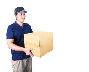 Veren ve parsel o taşıyan yakışıklı Asya teslimatçı gülümseyen