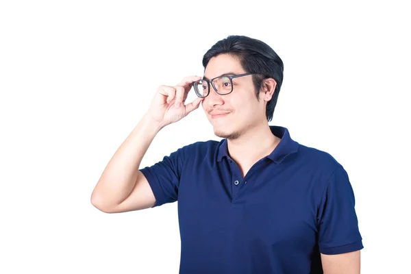Snygg asiatisk man tittar upp medan du håller glasögon med handen, jag — Stockfoto