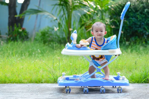 Asiático bebê no bebê walker — Fotografia de Stock