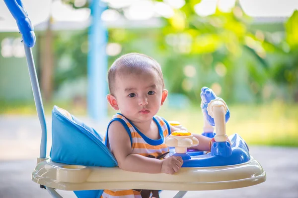 Asiático bebê no bebê walker — Fotografia de Stock