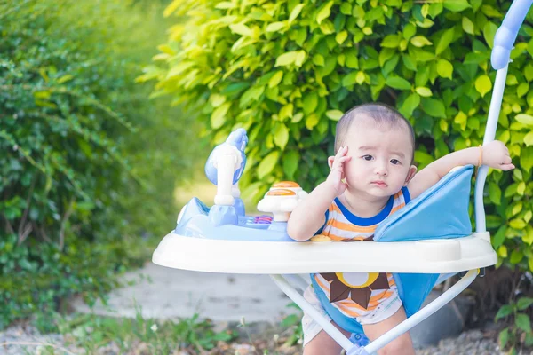 Asiático bebê no bebê walker — Fotografia de Stock