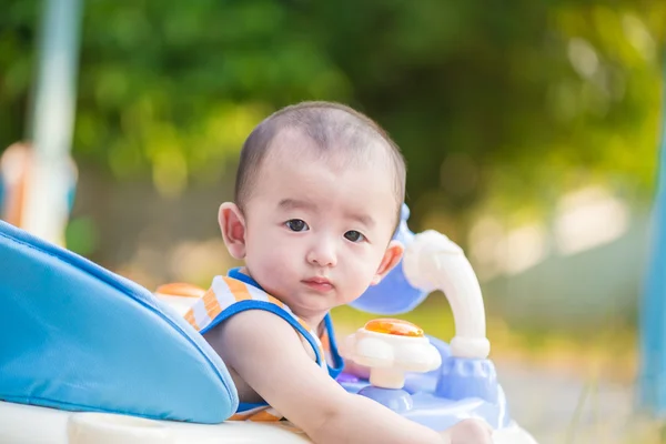 Asiatico bambino in il bambino walker — Foto Stock