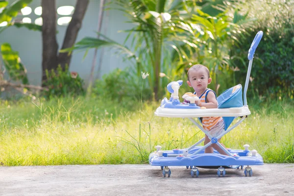Asiático bebê no bebê walker — Fotografia de Stock