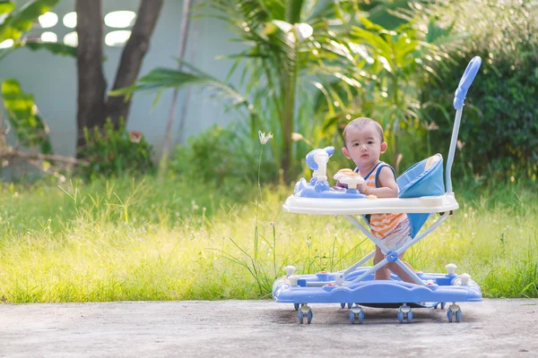 Asiatiska baby i baby walker — Stockfoto