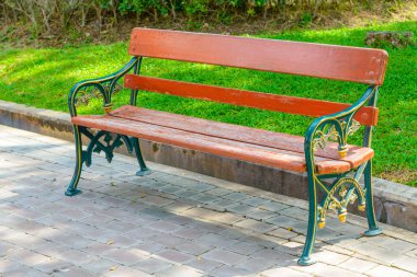 Yeşil ve kahverengi ahşap park bankında