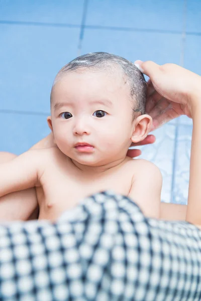 Mãe dar um banho seu bebê no banheiro — Fotografia de Stock