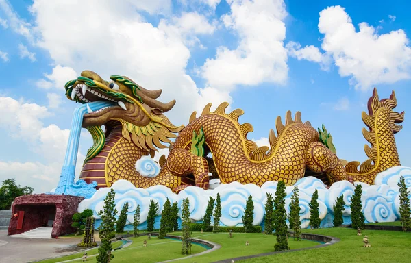 Stora gyllene himmel Dragon på pelaren helgedomen Suphanburi, Thailand, — Stockfoto