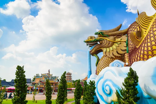 Gran dragón del cielo de oro en el santuario del pilar Suphanburi, Tailandia , — Foto de Stock