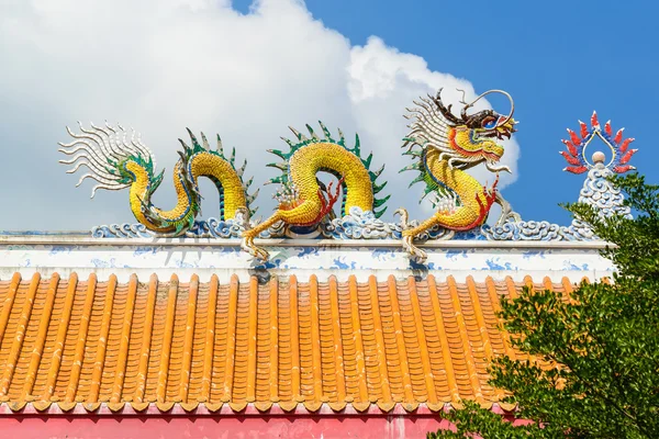 Escultura Dragón en el techo en el templo chino — Foto de Stock