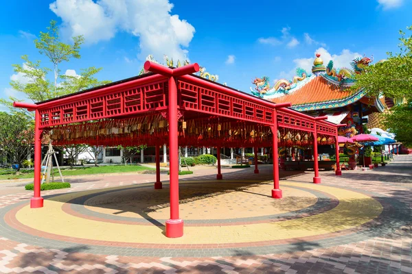 Colorido templo de estilo chino tradicional con estatua de dios — Foto de Stock