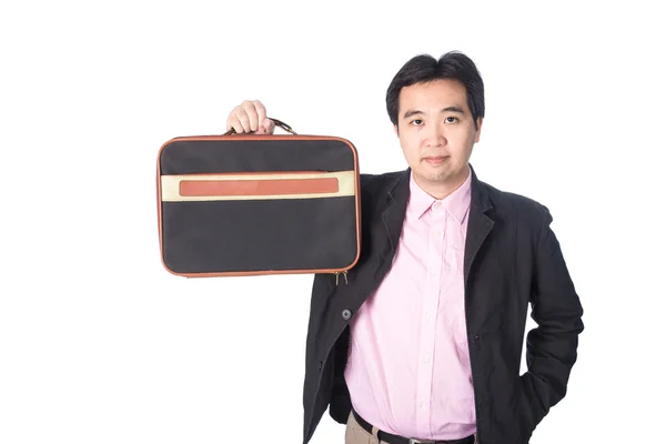 Hombre de negocios asiático sosteniendo maletín, aislado en fondo blanco — Foto de Stock