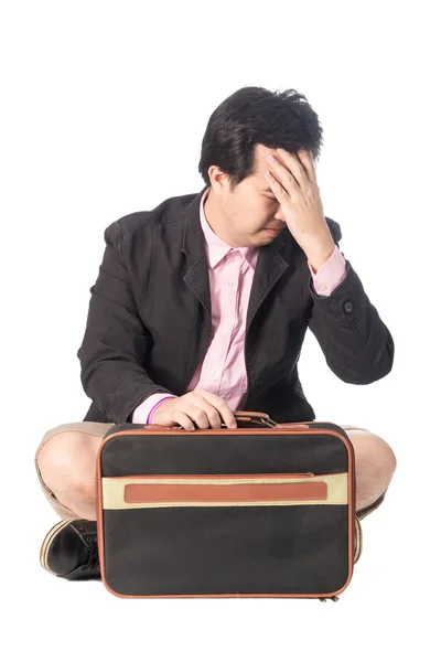 Pengusaha muda yang khawatir dengan tas duduk, terisolasi di wh — Stok Foto