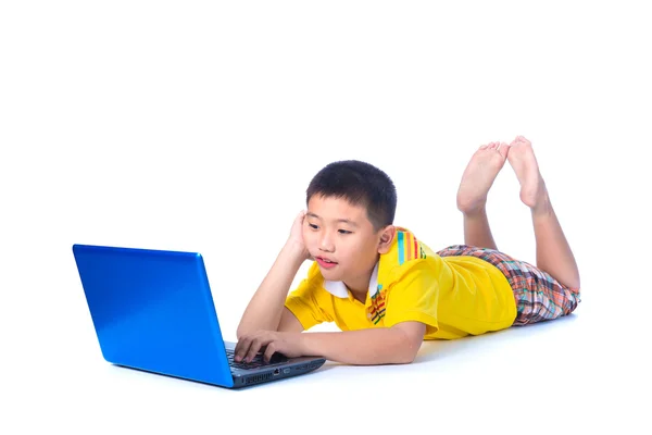 Niño asiático usando un ordenador portátil, sobre fondo blanco, aislado —  Fotos de Stock