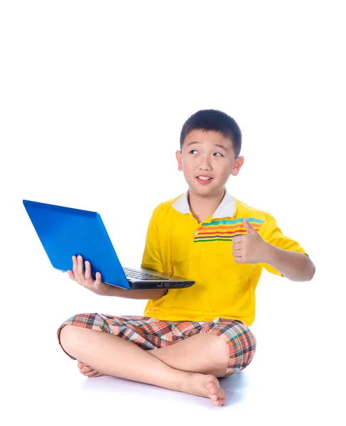 Asiático niño usando un ordenador portátil, sentado sobre fondo blanco, aislar — Foto de Stock